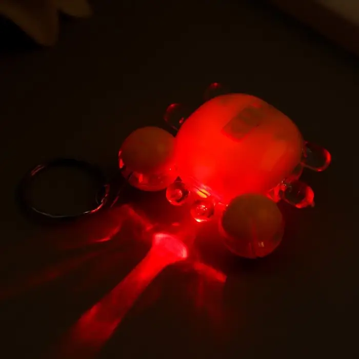 Фонарик брелок для ключей на кольце «Крабик», мигает, 4.5×4 см, МИКС Фонарик брелок для ключей на кольце «Крабик», мигает, 4.5×4 см, МИКС