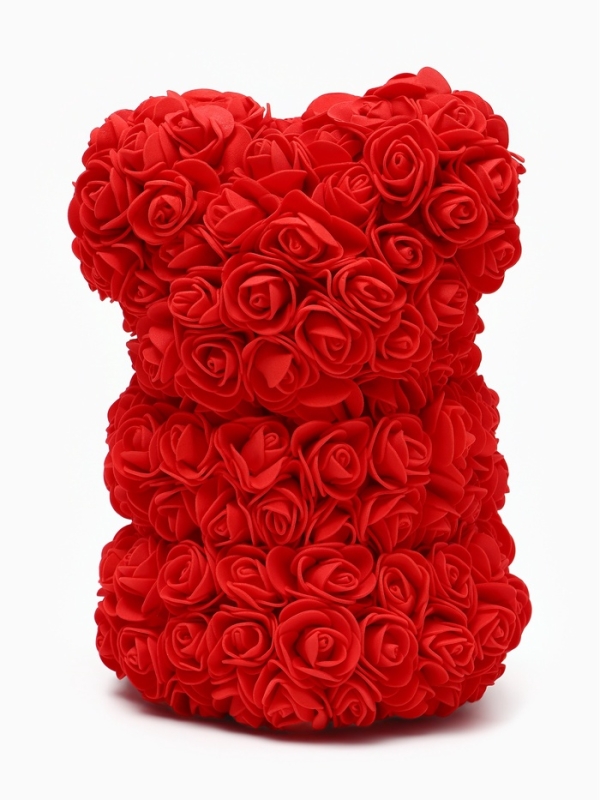 Медведь из красных роз