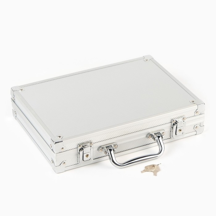 Покер в металлическом кейсе (карты 2 колоды,фишки 200 шт с/номиналом,5 кубиков), 20.5 х 29 см Покер в металлическом кейсе (карты 2 колоды,фишки 200 шт с/номиналом,5 кубиков), 20.5 х 29 см