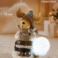 Фигура новогодняя световая &laquo;Лосик в зимнем наряде с муфтой у шарика&raquo;, полистоун, 3&times;LR1130, 10&times;8&times;13 см
