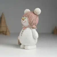 Фигурка полистоун &laquo;Снеговик в шапке с помпошками, с корзинкой&raquo;, 8.5&times;5.5&times;13 см