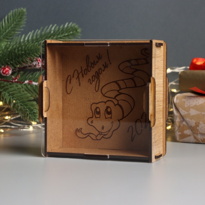 Новогодняя копилка с акрилом  Новогодняя копилка с акрилом "Змея. Новогодняя" 12х12х4 см