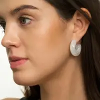 Серьги акрил &laquo;Полукольцо с бусиной №10&raquo;, белые