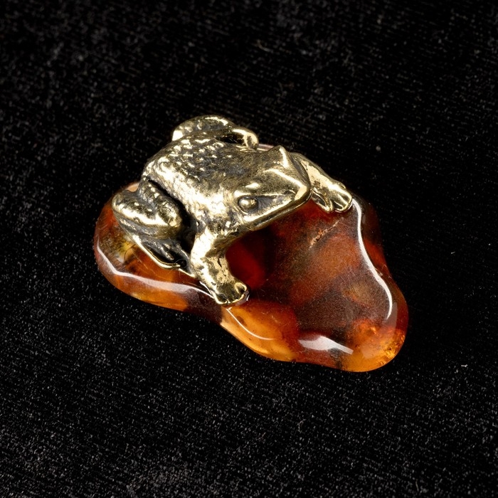 Сувенир Сувенир "Лягушка", латунь, янтарь