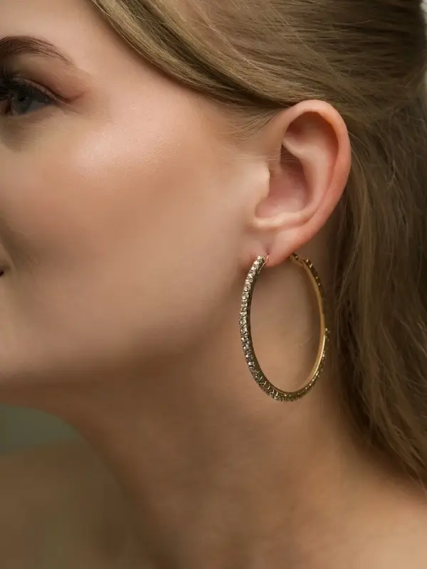 Серьги-кольца со стразами d=5.5 см, белые в золоте