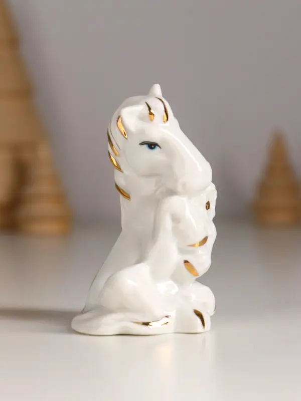 Сувенир керамика "Коняшка с букетом" белый с золотом 6х4х8 см