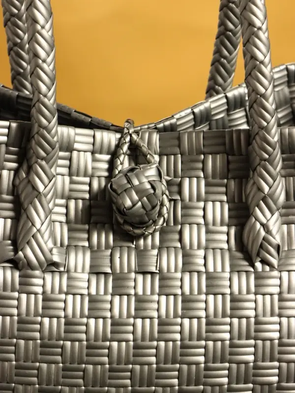 Сумка плетёная пластиковая 23х11х30 см, цв. серебристый Сумка плетёная пластиковая 23х11х30 см, цв. серебристый