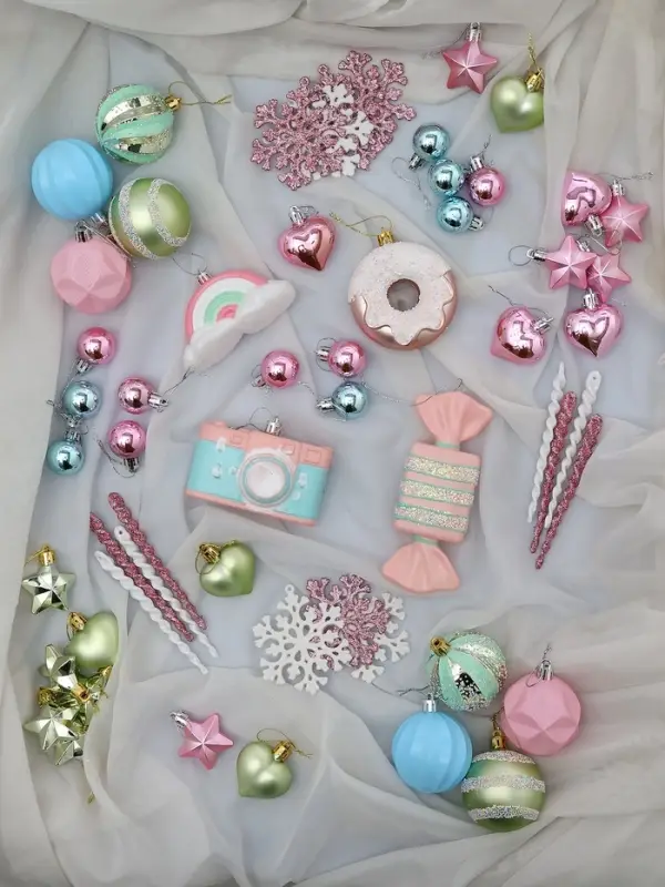 Набор украшений пластик 58 шт Набор украшений пластик 58 шт "В гостях у Деда Мороза"