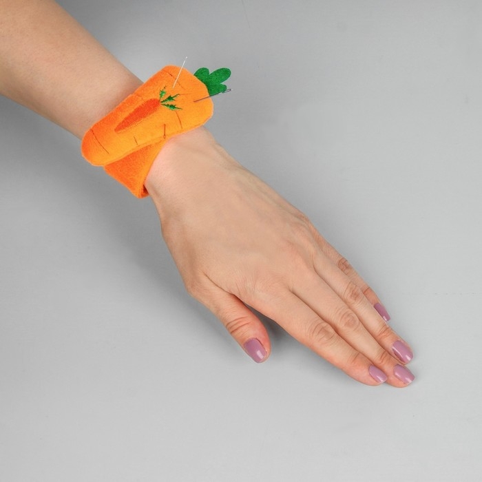 Игольница на браслете &laquo;Морковка&raquo;, 23 &times; 4,5 см, цвет оранжевый