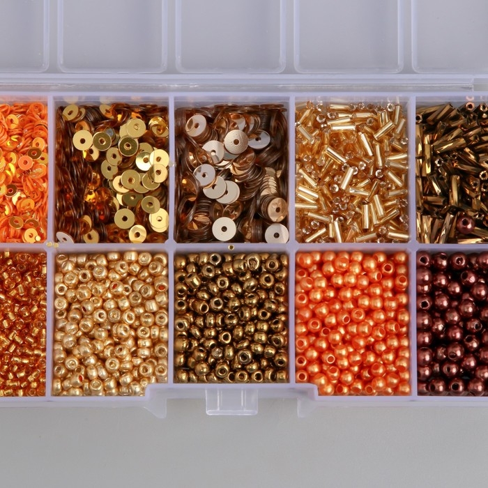 Бисер стекло 8/0, 12/0 в шкатулке  Бисер стекло 8/0, 12/0 в шкатулке "Золото" бусины, стеклярус и пайетки 13х6,5х2,3 см