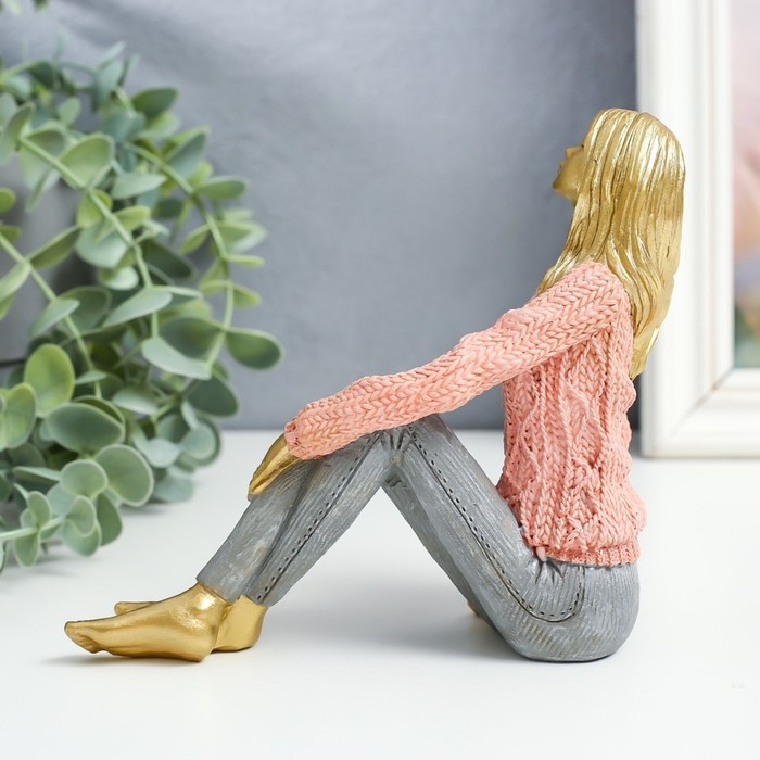 Сувенир полистоун  Сувенир полистоун "Девушка в розовом свитере, сидит" 15х5,5х13,5 см