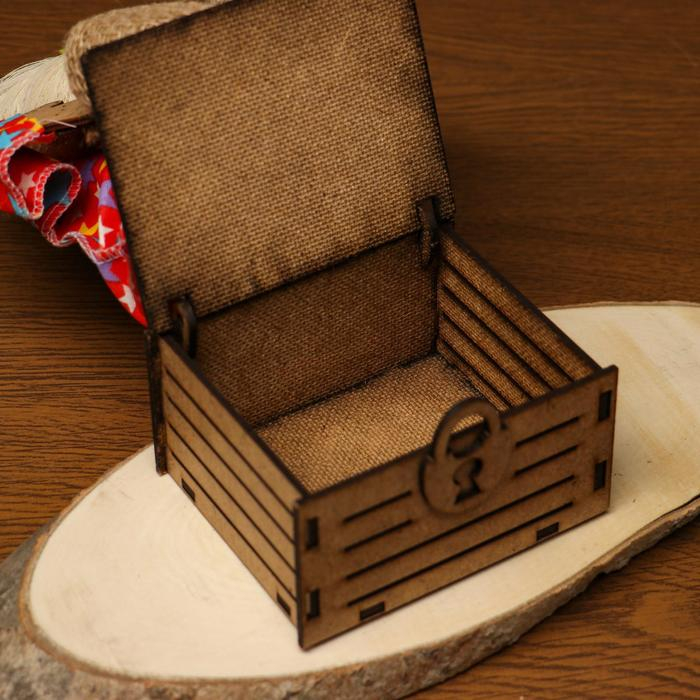 Оберег-домовой Оберег-домовой "Славуся в льняном колпаке, на сундуке с сердцем", средний, микс