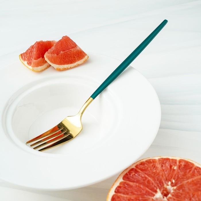 Вилка столовая из нержавеющей стали Magistro «Блинк», 21,5×3 см, зелёная ручка, цвет металла золотой Вилка столовая из нержавеющей стали Magistro «Блинк», 21,5×3 см, зелёная ручка, цвет металла золотой