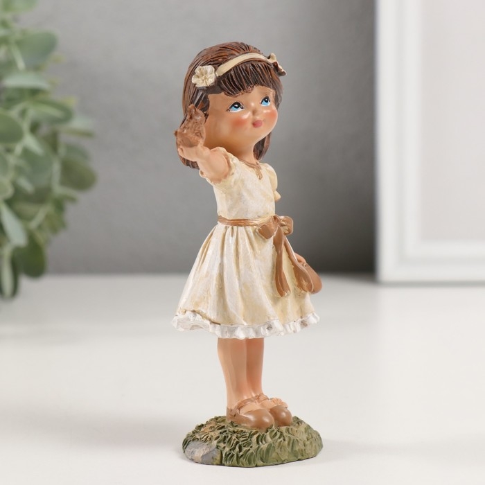 Сувенир полистоун "Девочка с птенчиком на ручке" 7,5х4х12,5 см