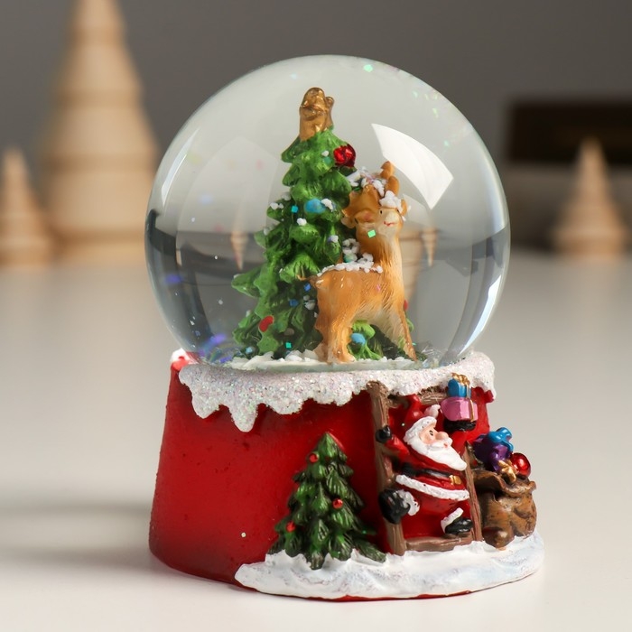 Сувенир полистоун водяной шар "Олень у нарядной ёлочки" 7х8х9 см