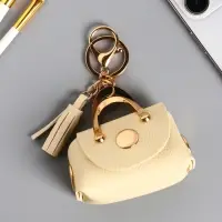 Брелок кожзам с карабином, с кистью "Саквояж" сливочный 7,5х4х7 см Брелок кожзам с карабином, с кистью "Саквояж" сливочный 7,5х4х7 см