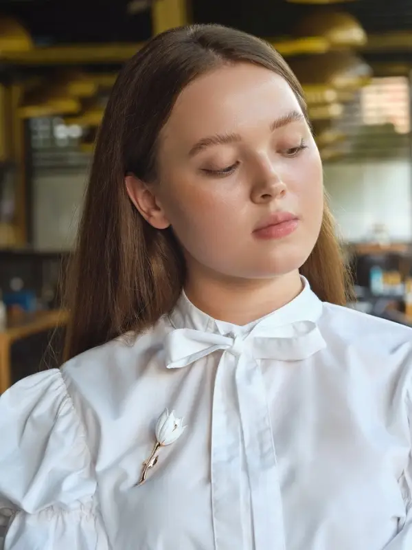 Брошь &laquo;Цветок&raquo; лилия, белая в золоте