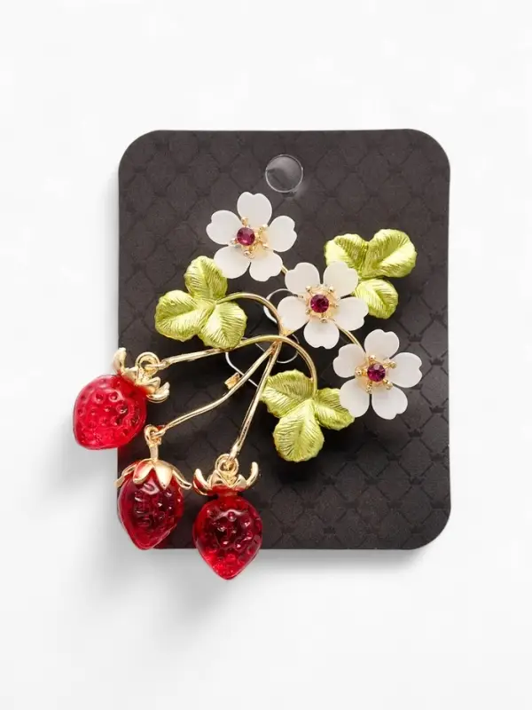 Брошь  Брошь "Земляника" с цветочками, цветная в золоте
