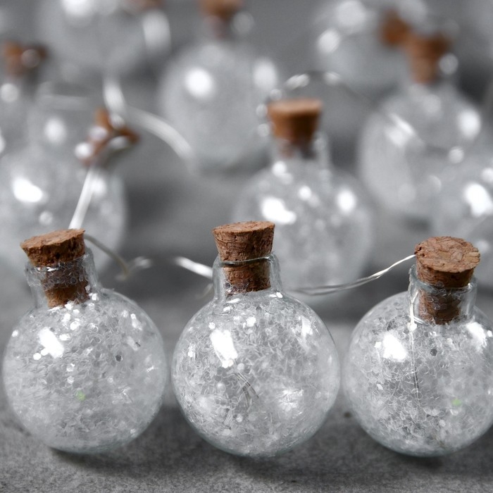 Гирлянда «Нить» 1.6 м с насадками «Шарики с белым конфетти», IP20, серебристая нить, 15 LED, батарейки ААх2 (нет в комплекте), свечение белое Гирлянда «Нить» 1.6 м с насадками «Шарики с белым конфетти», IP20, серебристая нить, 15 LED, батарейки ААх2 (нет в комплекте), свечение белое