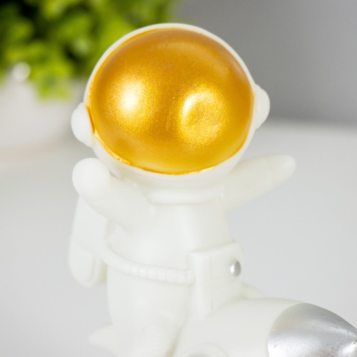 Ночник Ночник "Полёт астронавта" LED от батареек 3хLR1130 13х7х15,5 см RISALUX