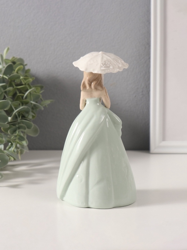Сувенир керамика  Сувенир керамика "Леди в зелёном платье с кружевным зонтиком" 6,8х8,7х16 см