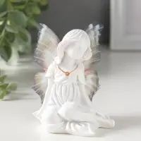 Сувенир полистоун "Девочка-бабочка с золотым кулоном" белый 5,5х8х9 см