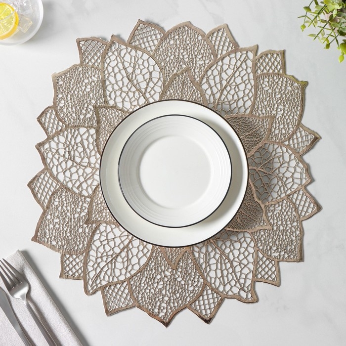 Салфетка сервировочная на стол Доляна «Цветок», d=43 см, цвет золотой