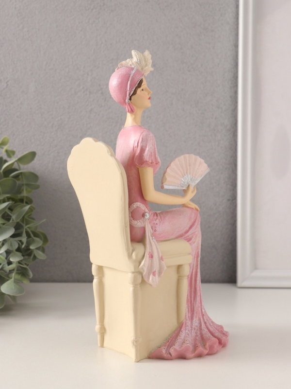 Сувенир полистоун  Сувенир полистоун "Мадмуазель Элиза в розовом платье с веером, в кресле" 13х9х25 см