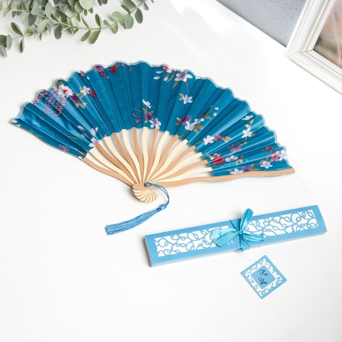 Веер бамбук, текстиль h=21 см изгиб, с кистью  Веер бамбук, текстиль h=21 см изгиб, с кистью "Цветы" в коробке, голубой