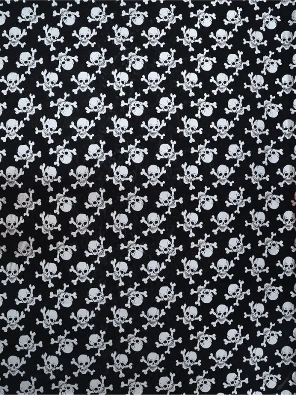 Скатерть тканевая пиратская &laquo;Серебряные черепа&raquo;, 200&times;140