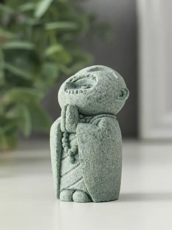 Фигурка песчаник &laquo;Маленький монах с чётками - священные писания&raquo;, 3.3&times;4&times;7 см