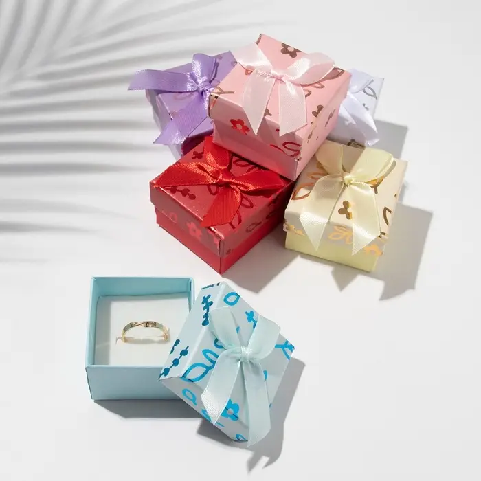 Коробочка подарочная под кольцо/серьги «Цветы и листья», 5×5 (размер полезной части 4.5×4.5 см), МИКС, вставка белая Коробочка подарочная под кольцо/серьги «Цветы и листья», 5×5 (размер полезной части 4.5×4.5 см), МИКС, вставка белая