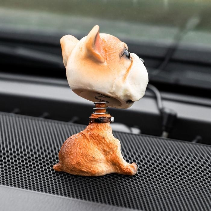 Собака на панель авто, качающая головой, дворняжка Собака на панель авто, качающая головой, дворняжка