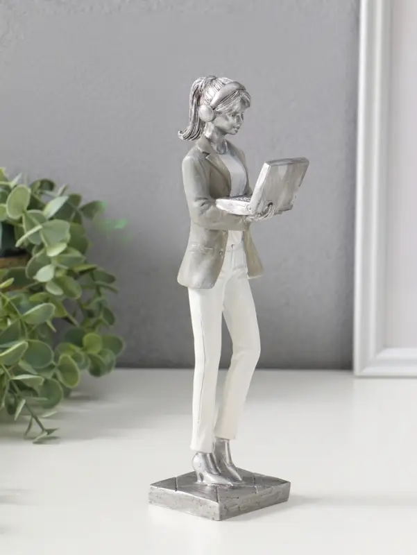 Сувенир полистоун "Девушка в бело-сером костюме с компьютером в наушниках" 24 см