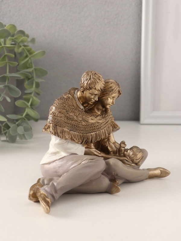 Сувенир полистоун Сувенир полистоун "Молодые родители с малышом, в пледе" 15,5х10,5х11,5 см