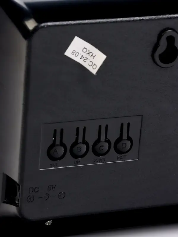 Часы электронные настенные, 36.2&times;15.5 см, белые цифры