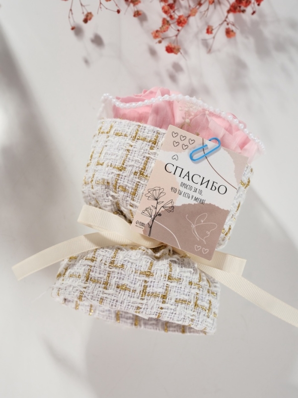 Букет из мыльных лепестков "Три розы с открыткой в коробке" розовый 10,6х10,6х17 см