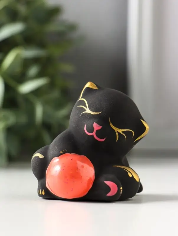 Фигура керамика &laquo;Котик с мячом&raquo;, 5.5 см, чёрный, МИКС