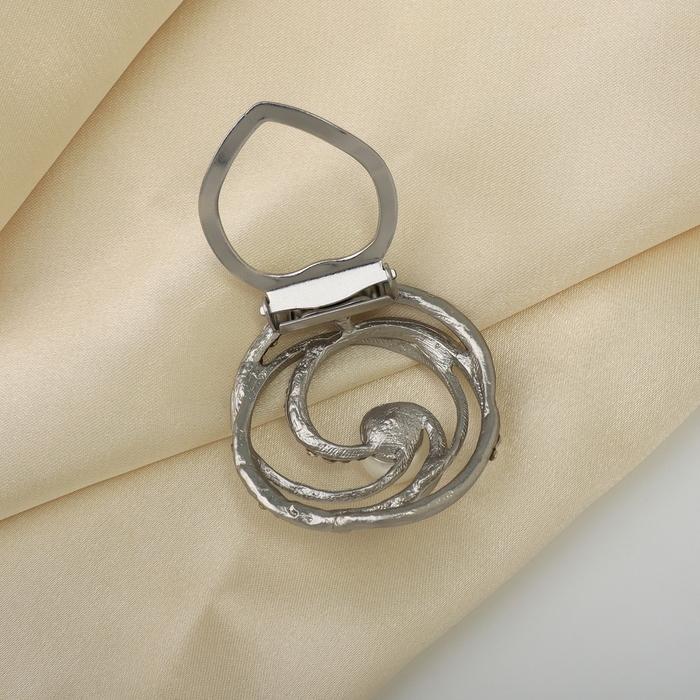 Зажим для платка «Жемчужный завиток», цвет белый в матовом серебре Зажим для платка «Жемчужный завиток», цвет белый в матовом серебре