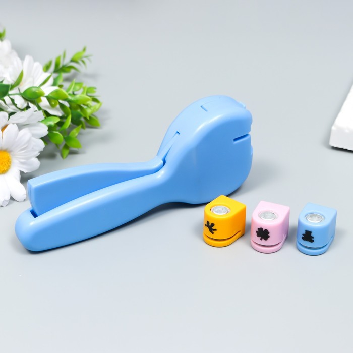 Набор фигурных дыроколов в сундуке (набор 36 шт) с держателем 20х26х4 см МИКС Набор фигурных дыроколов в сундуке (набор 36 шт) с держателем 20х26х4 см МИКС