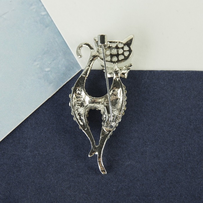 Брошь «Кошка» изящная с бантом, цвет белый в серебре Брошь «Кошка» изящная с бантом, цвет белый в серебре