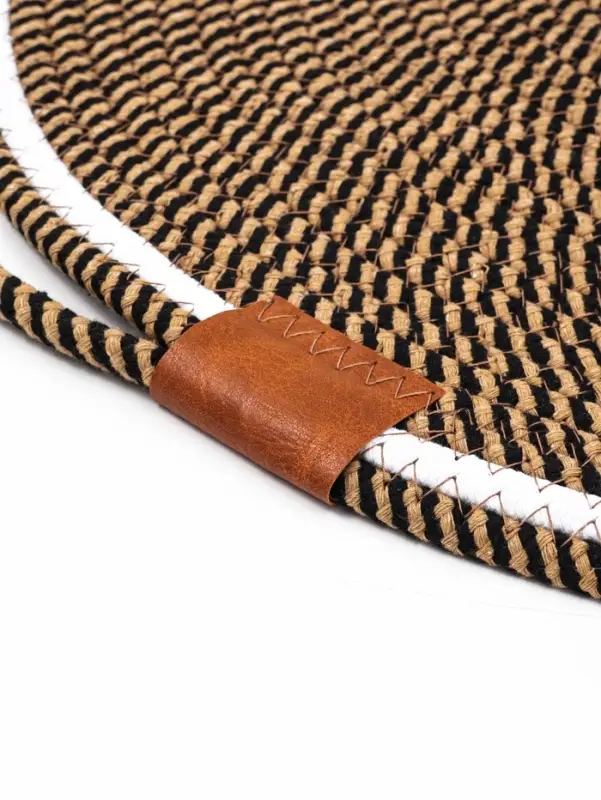 Когтеточка-коврик с хвостом 50 см, коричневый Когтеточка-коврик с хвостом 50 см, коричневый