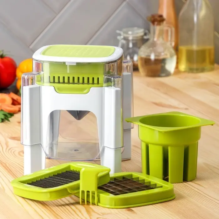 Овощерезка универсальная с контейнером Доляна Fresh Cook, 3 сменные насадки и пушер, 14.5&times;14.5&times;21 см, бело-зелёная