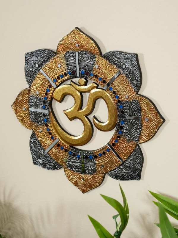 Панно резное МДФ  Панно резное МДФ "ОМ", 40х40х0,6 см, золотое основание