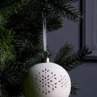 Ёлочный шар &laquo;Снежинки&raquo;, 9&times;9&times;9.8 см, 1 LED, керамика, от батареек LR44&times;2, свечение тёплое белое