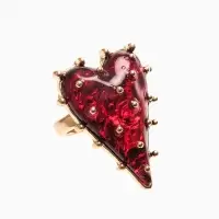 Кольцо &laquo;Сердце&raquo; шипы, красное в золоте