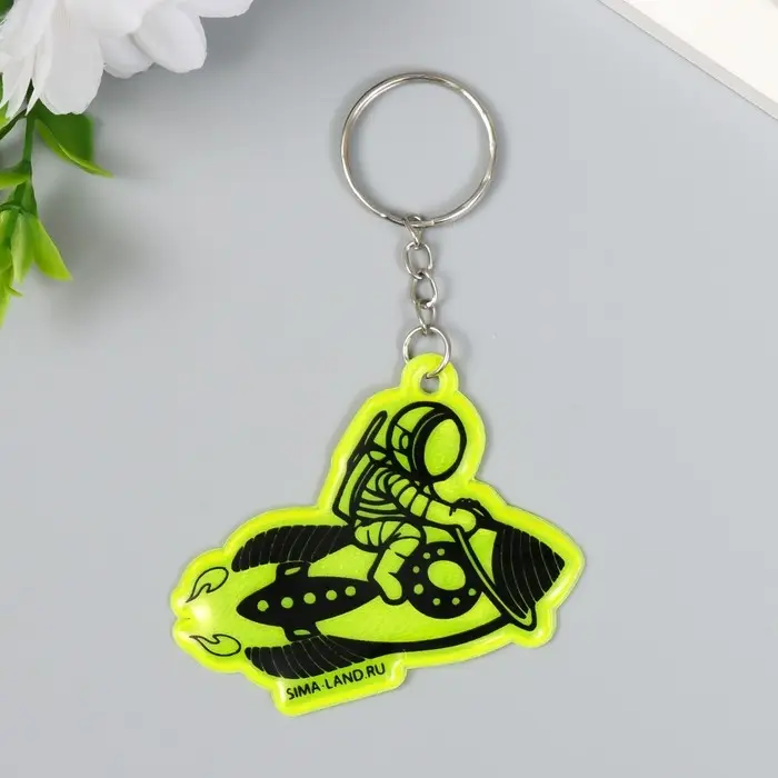 Брелок пластик светоотражающий Брелок пластик светоотражающий "Космонавт верхом на ракете" 5,5х5,5 см