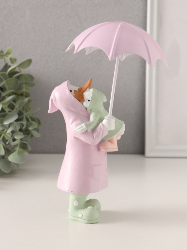Сувенир полистоун Сувенир полистоун "Утка с утёнком в дождевиках под зонтом" сиренево-зелёный 8х6,5х14,5/19 см 10583