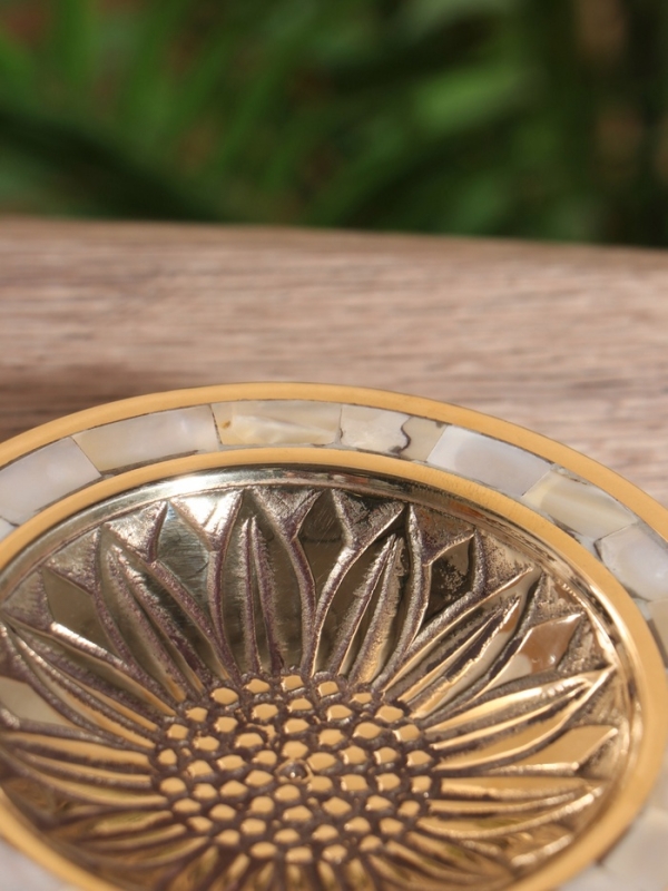 Блюдо сервировочное на ножке Блюдо сервировочное на ножке "Подсолнух" латунь с перламутром 11х11х2,5 см