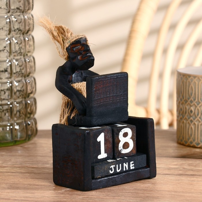 Сувенир календарь «Абориген с компьютером», 15×11×10 см, дерево Сувенир календарь «Абориген с компьютером», 15×11×10 см, дерево